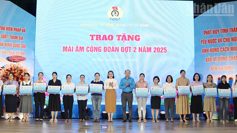 Trao tặng Mái ấm công đoàn. ndo_tr_mai-am-cong-doan.jpg