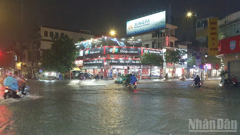 Nhiều tuyến đường trung tâm thành phố Đà Nẵng ngập cục bộ, gây khó khăn cho các phương tiện lưu thông. ndo_br_mua-ngap-4.jpg