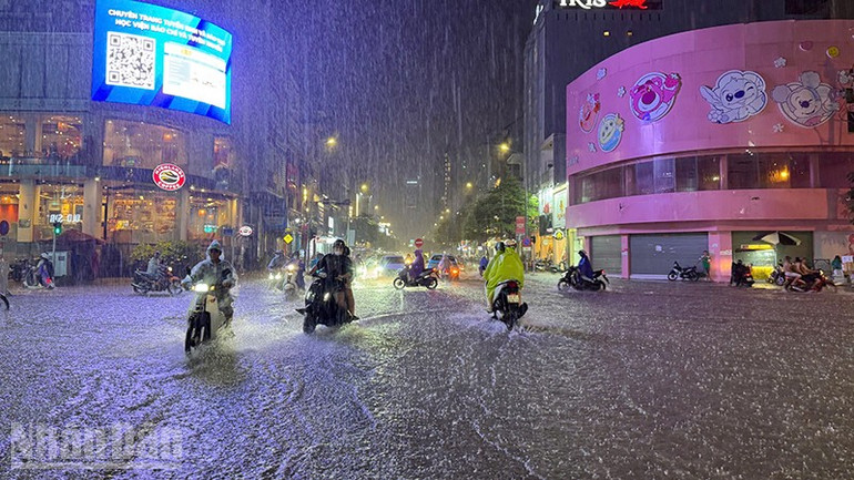 Nhiều người dân gặp khó khăn khi lưu thông trên các tuyến đường ngập cục bộ. ndo_bl_mua-ngap-7.jpg