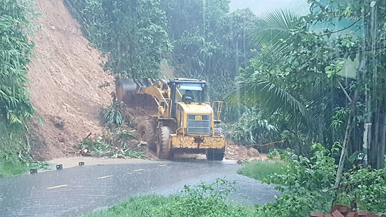 Đơn vị, địa phương khắc phục tại các điểm sạt lở. 1.jpg