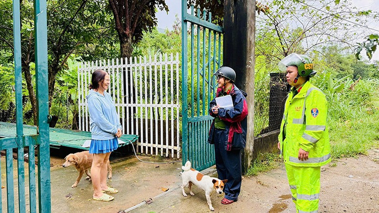 Công an phường Sơn Trà thông tin đến từng hộ dân về tình hình mưa bão. (Ảnh: Công an phường Sơn Trà) son-tra-2.jpg