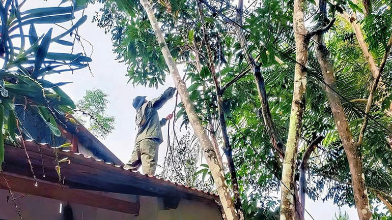 Công an xã A Vương hỗ trợ nhân dân ứng phó mưa lớn. avuong2.jpg