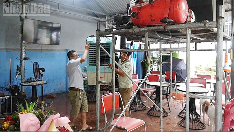 Hộ dân vùng trũng kê đồ đạc. ndo_tl_a3.jpg