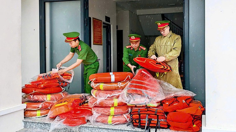 Công an xã A Vương sẵn sàng áo phao, phao để cứu hộ. avuong1.jpg