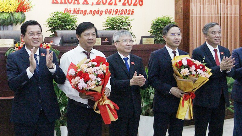Tặng hoa chúc mừng các đồng chí nhận nhiệm vụ. ndo_tr_2.jpg