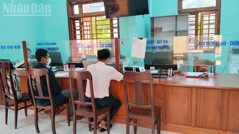 Cán bộ, công chức xã Nam Trà My giải quyết thủ tục hành chính cho người dân. ndo_tl_nam-tra-my.jpg