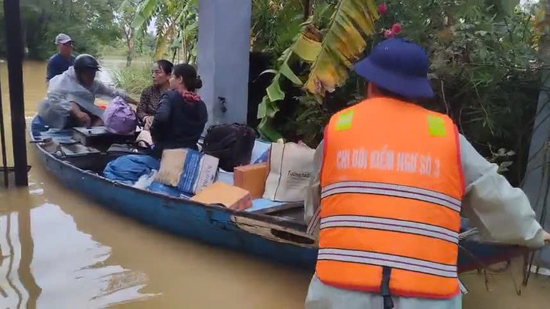 Trao quà đến tay từng hộ dân. kiem-ngu.jpg