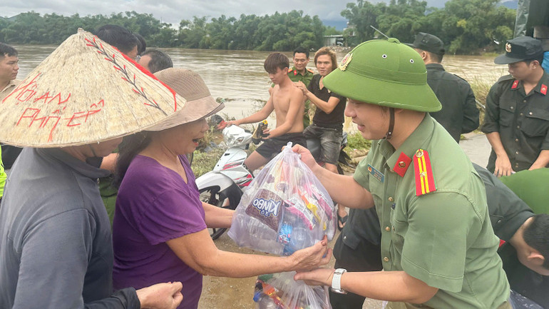 Góp phần giúp người dân vượt qua mưa lũ. 2-2521.jpg