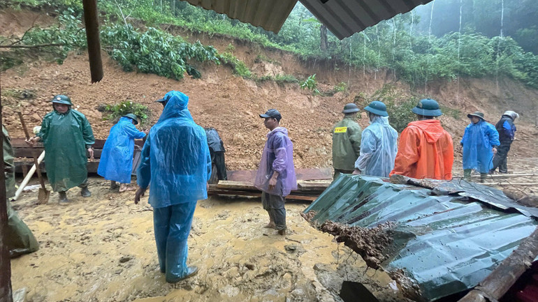 Khắc phục tại các điểm sạt lở. a9.jpg