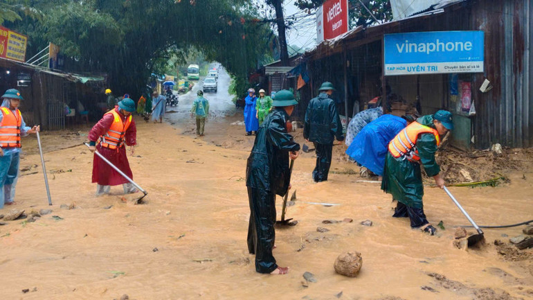 Lực lượng Quân khu 5 giúp nhân dân ứng phó mưa, lũ. a12.jpg