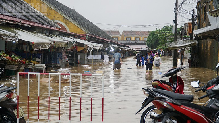 Nước dâng cao tại phố cổ Hội An. ndo_tl_a3.jpg