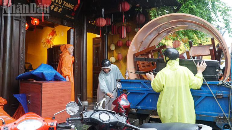 Người dân di chuyển đồ đạc đến nơi cao ráo. ndo_tl_a5.jpg