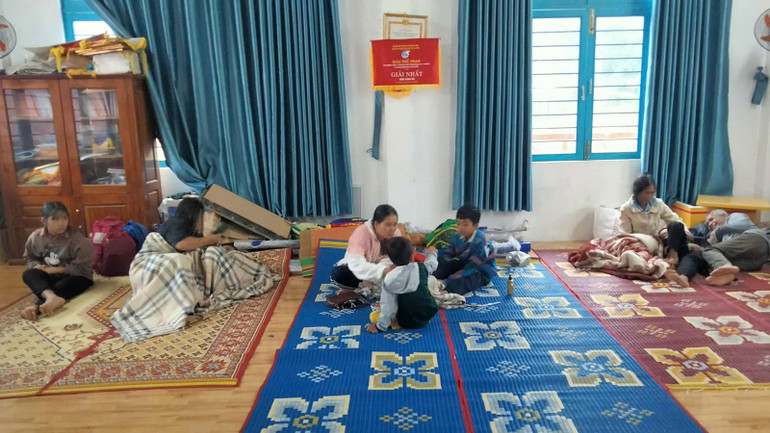 Người dân các xã miền núi di tản đến nơi kiên cố. a10.jpg