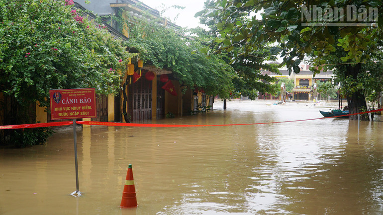 Phường Hội An đã cắm biển cảnh báo. ndo_tr_a6.jpg