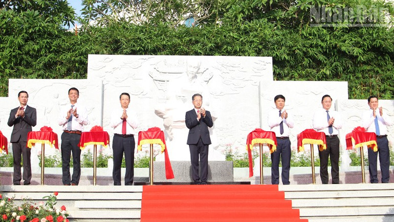 Khánh thành công trình Tượng Bác Hồ trong khuôn viên Thư viện Đà Nẵng. ndo_tr_img-8415.jpg