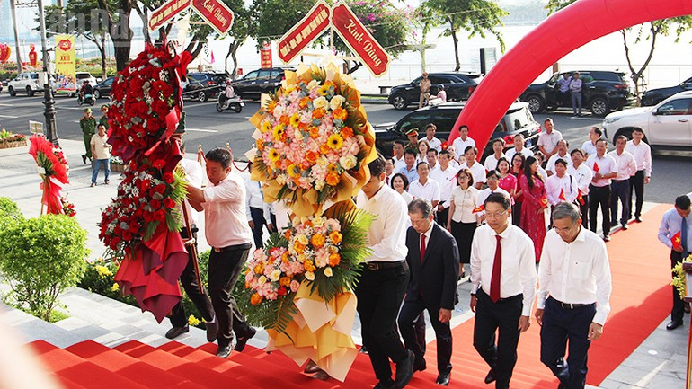 Lãnh đạo thành phố Đà Nẵng dâng hoa Tượng Bác Hồ. ndo_tl_img-8417.jpg