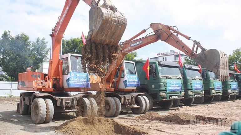 Máy móc công trường khởi động. ndo_br_2.jpg