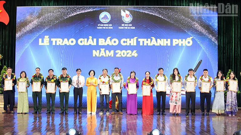 Trao giải Báo chí thành phố Đà Nẵng năm 2024 cho các tác giả, nhóm tác giả. ndo_tr_img-6414.jpg