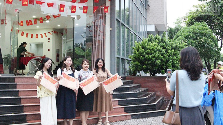 Lưu lại hình ảnh kỷ niệm. ndo_tr_11.jpg
