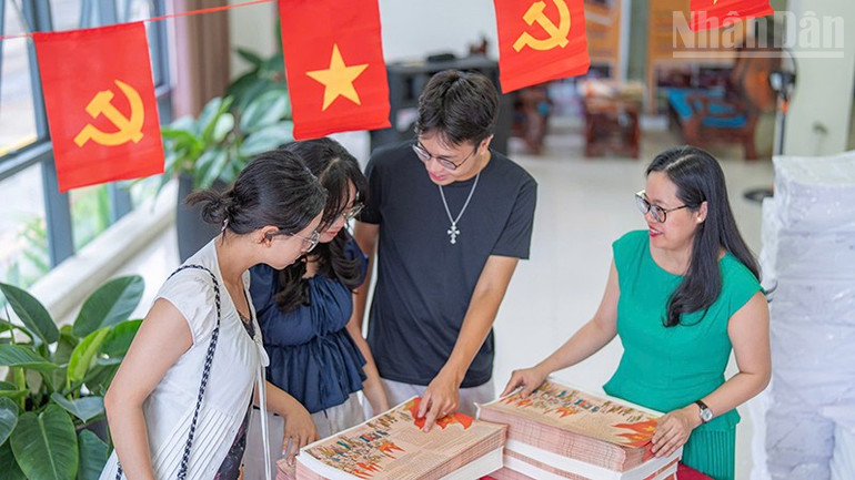 Bạn trẻ tìm hiểu thông tin trên ấn phẩm. ndo_tr_2.jpg