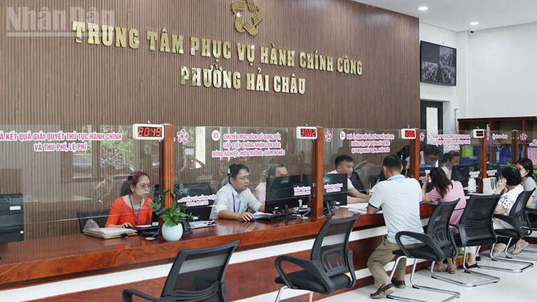 Người dân đến làm thủ tục hành chính tại phường, xã mới. ndo_tl_hai-chau.jpg
