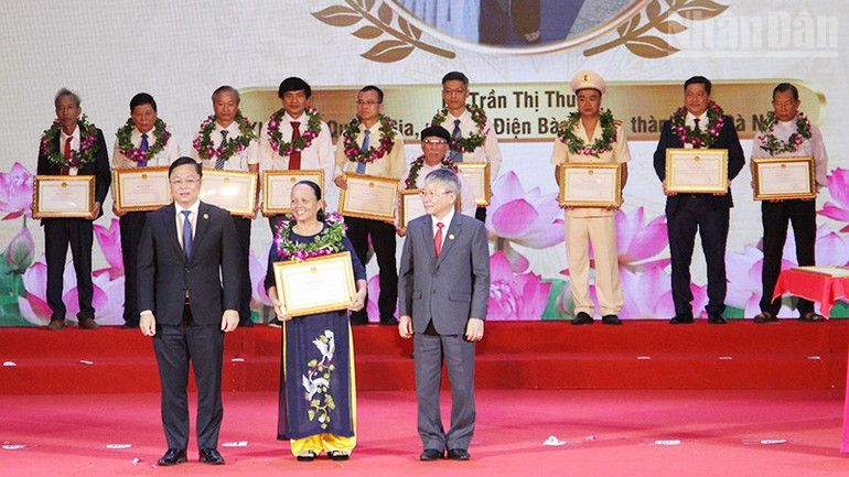 Lãnh đạo thành phố Đà Nẵng tặng bằng khen các cá nhân là gương điển hình tiên tiến. ndo_tr_img-9856.jpg