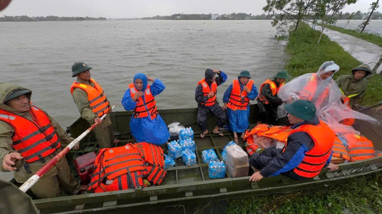 Cán bộ, chiến sĩ Lữ đoàn 574 giúp người dân di chuyển đến nơi an toàn. lu-doan-574-2.jpg
