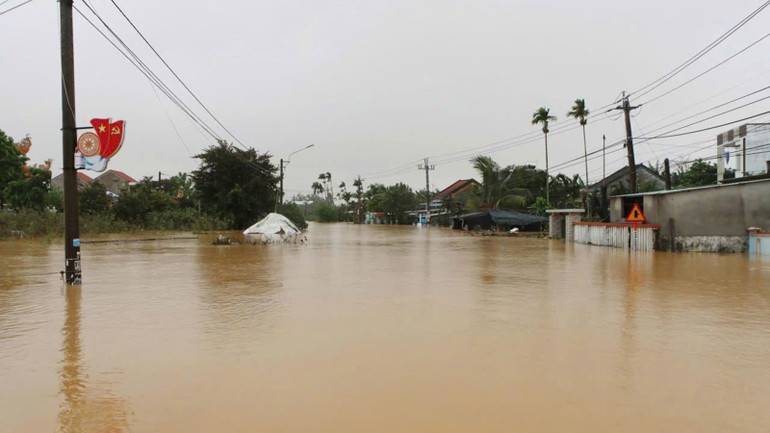 Nhiều nơi vẫn còn ngập sâu. su-doan-315-3.jpg