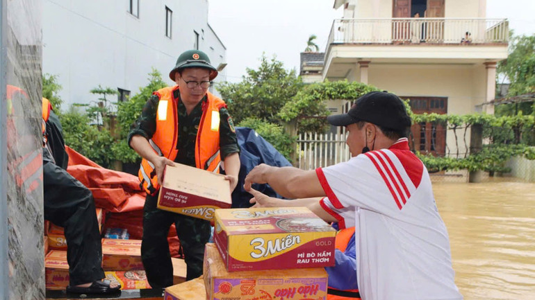 Cùng nhau cố gắng vượt qua tác động của thiên tai. su-doan-315-2.jpg