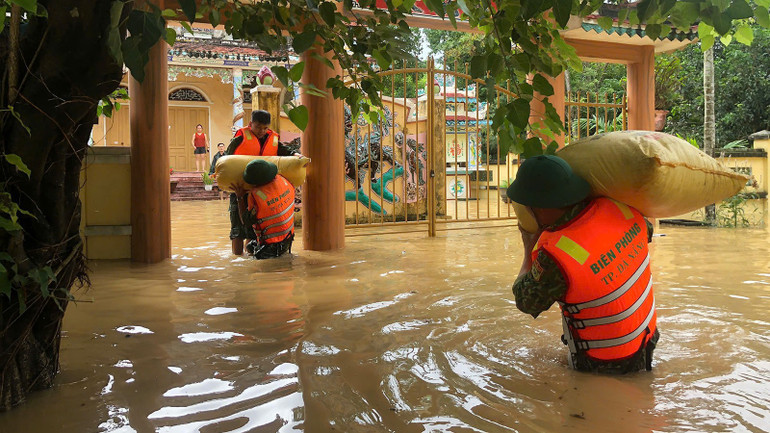Cán bộ, chiến sĩ biên phòng giúp nhân dân di dời tài sản. bien-phong1.jpg