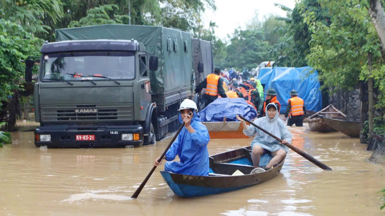 Đến hỗ trợ bà con nhân dân xã Duy Nghĩa. su-doan-315-4.jpg