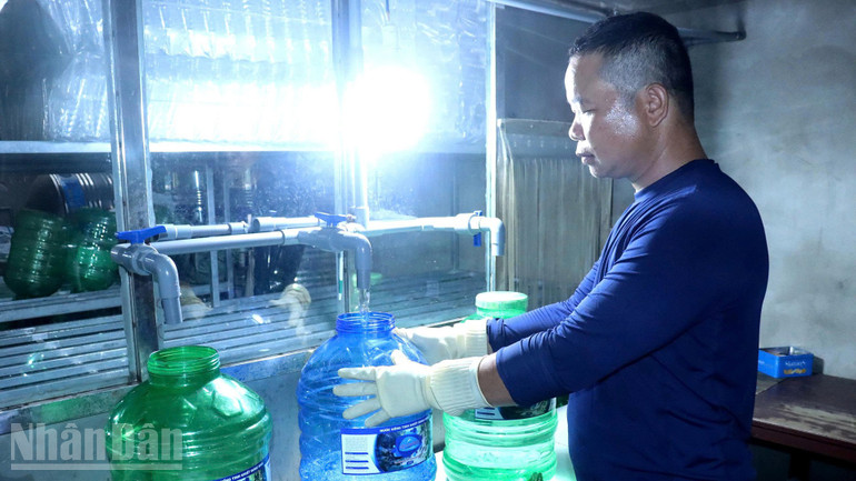 Alăng Bia cùng dây chuyền sản xuất nước đóng chai. (Ảnh: Hiền Thúy). ndo_bl_44.jpg