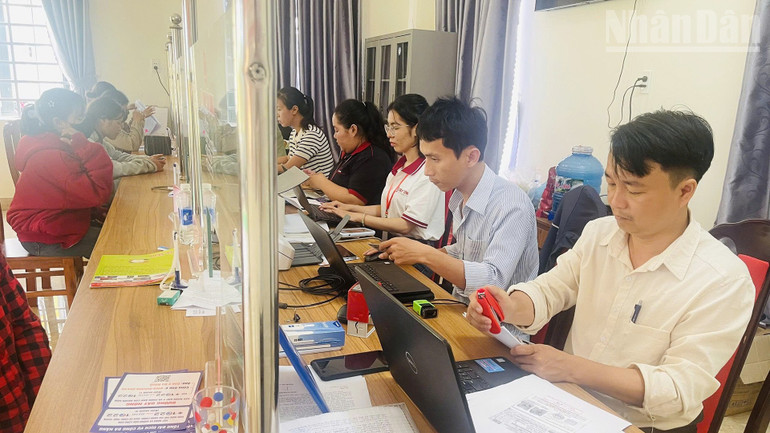 Sinh viên hỗ trợ người dân Trà Tập làm thủ tục hành chính. ndo_tr_a2.jpg