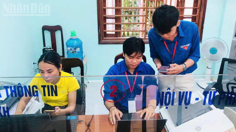 Sinh viên kiểm tra xử lý kỹ thuật tại Trung tâm Phục vụ hành chính công Nam Trà My. (Ảnh: TRUNG LÊ) ndo_tl_a4.jpg
