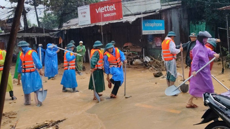 Bộ đội, dân quân, công an, đoàn thanh niên xã cùng người dân tham gia khắc phục bùn đất tại Trà Tân. 3-1335.jpg