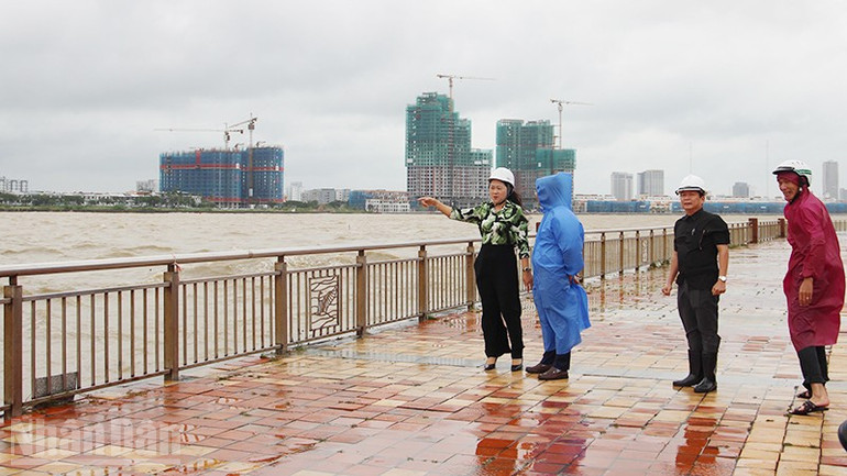 Lãnh đạo phường Hải Châu kiểm tra tình hình bờ sông Hàn từ chiều 22/10. ndo_bl_11.jpg