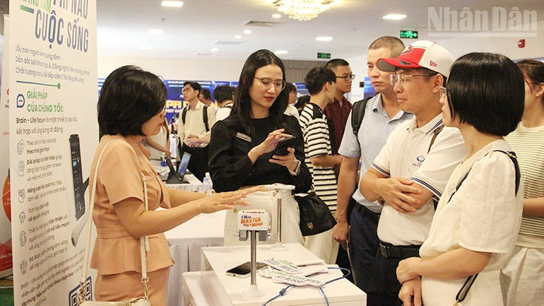 Doanh nghiệp khởi nghiệp giới thiệu dự án tại Triển lãm khởi nghiệp đổi mới sáng tạo. ndo_tr_surf7.jpg