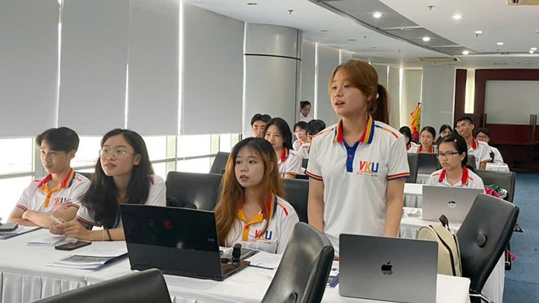 Sinh viên trao đổi tại buổi tập huấn. (Ảnh: BAN TỔ CHỨC) 1.jpg