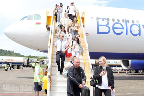 Khách du lịch đến Phú Quốc.