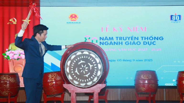 Nhà giáo Đỗ Văn Nam, Hiệu trưởng Trường THPT Đỗ Mười tại lễ khai giảng năm học 2025-2026 z6979516997478-f7c3a0bd15032ee3e618ebdbed865a14.jpg