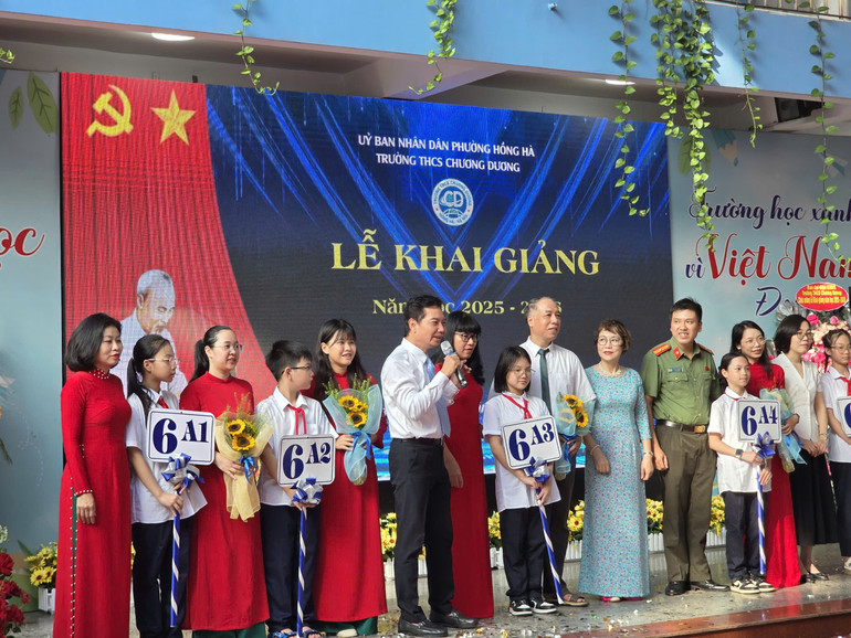 Học sinh khối lớp 6 tại Trường THCS Chương Dương nhận hoa từ cô giáo chủ nhiệm, đánh dấu hành trình bắt đầu cho bốn năm học tập. z6978779515716-c4431a79f6ef7cadb3a692d71cd01347.jpg