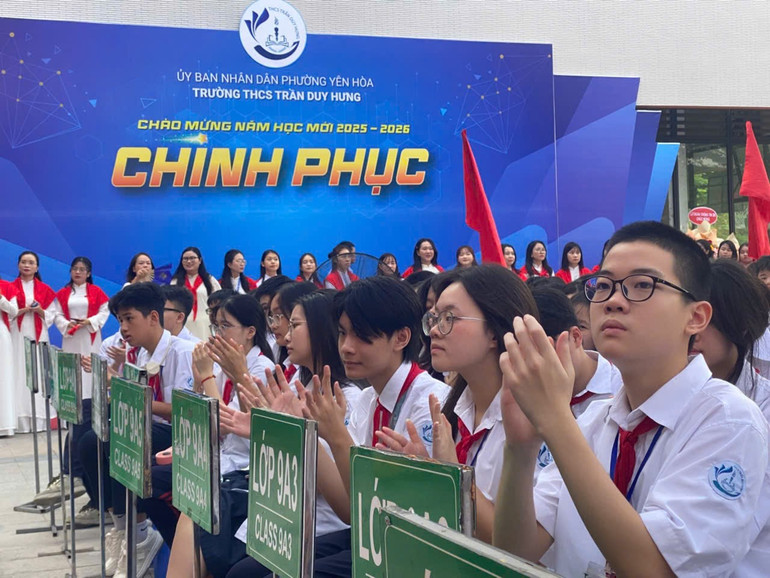 Học sinh khối lớp 9 Trường THCS Trần Duy Hưng (phường Yên Hòa) trong lễ khai giảng z6978225988015-570087b07080f11bcf0b74f696a9c047.jpg