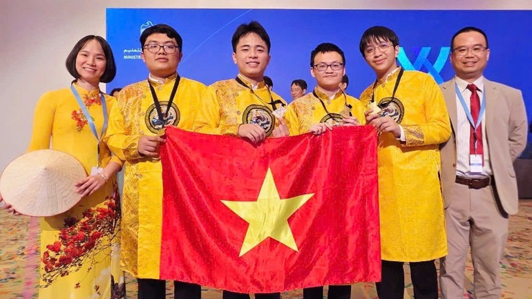 Đội tuyển Vật lý Việt Nam tại Olympic Vật lý quốc tế (IPhO) 2025, lập “cú đúp” với 3 huy chương Vàng châu Á và 1 huy chương Vàng thế giới. img-1596-8364.jpg