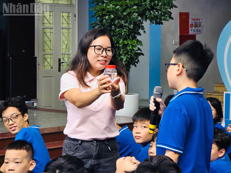 Khoảnh khắc cô-trò cùng tương tác trong giờ trải nghiệm khoa học. ndo_tl_z7023615894765-dbd3b4138bc1afc0c3be2fd013563652.jpg