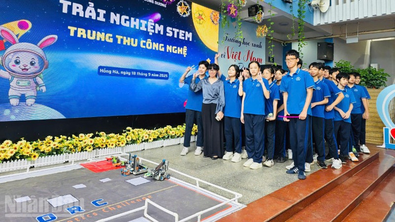 Trò chơi STEM với robot thu hút sự tham gia nhiệt tình của các em. ndo_bl_z7023615963034-6a7b2176bf7f3630349649fd2bc315d0-6599.jpg