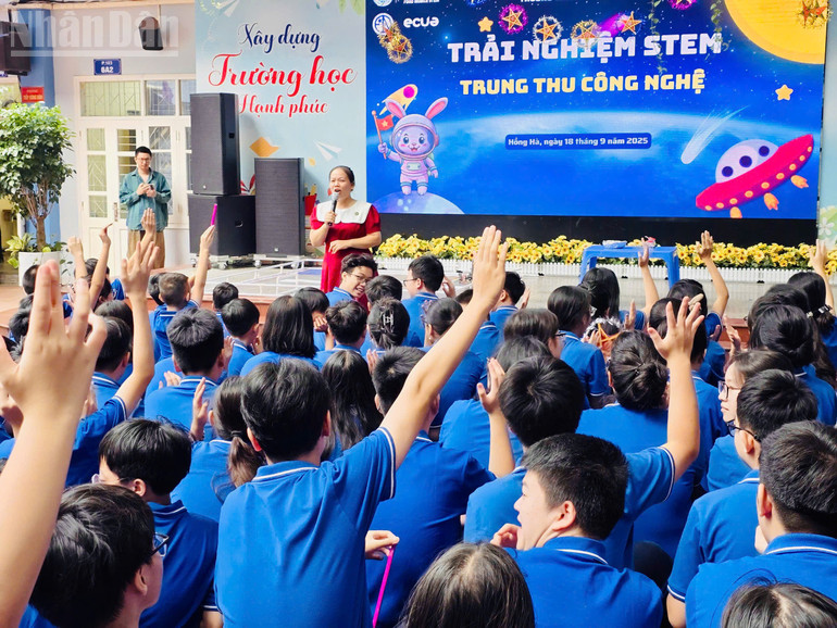 Thí nghiệm khoa học trực quan khơi gợi sự tò mò và hào hứng của học sinh. ndo_tl_z7023615938829-89bfafa17c75325ed707ffd86b11b774.jpg
