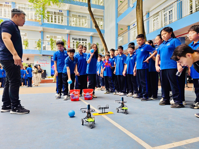 Học sinh tìm hiểu công nghệ robot trong hoạt động trải nghiệm. ndo_tl_z7023616002504-7a5f6ba1cff62ce1c975a179c2ed7aaf.jpg