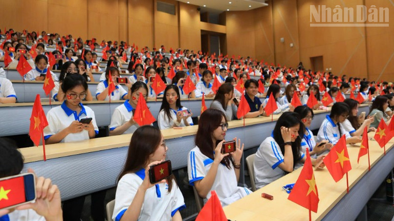 Sinh viên Học viện Chính sách và Phát triển trong giờ sinh hoạt đầu năm học mới. ndo_tr_z7026068854768-de51c982ce22fc68a111ee8f0e005294-9226.jpg