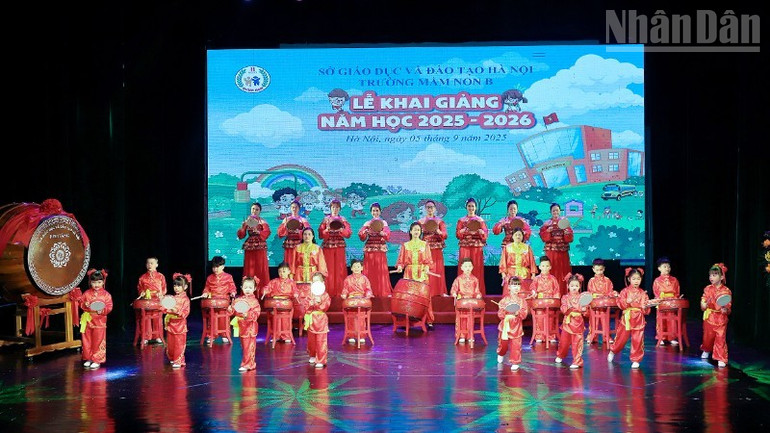 Bé nào cũng tự tin biểu diễn tiết mục văn nghệ chào mừng năm học mới. ndo_tr_mn-b1jpg-9866-9007.jpg