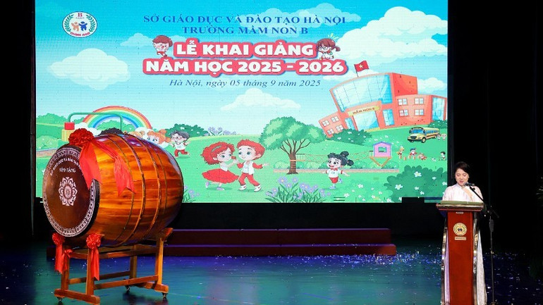 Nhà giáo Nguyễn Thu Thùy - Hiệu trưởng trường mẫu giáo Mầm Non B Hà Nội trong lễ khai giảng. chi-thuy-6956-8886.jpg